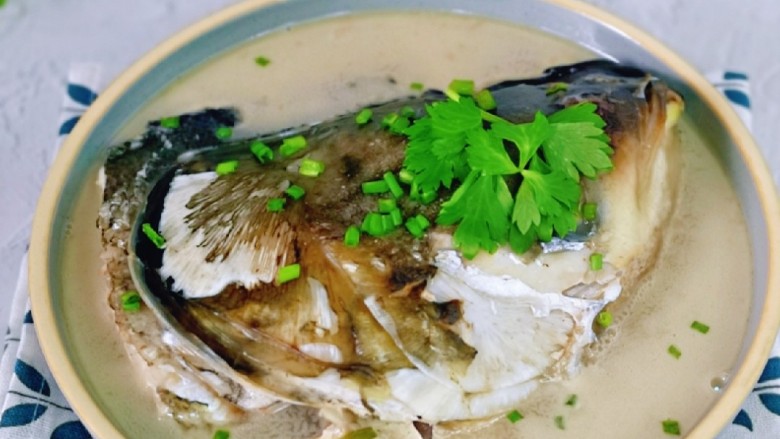 豆腐鱼头汤,汤汁浓郁，不腥不腻，营养好喝又补钙。