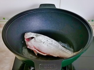 红烧鱼,起油锅，油温六成热时将鱼放入锅中，小火煎。