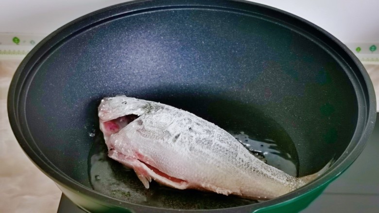红烧鱼,起油锅，油温六成热时将鱼放入锅中，小火煎。