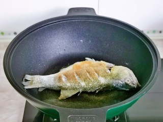 红烧鱼,煎至两面金黄。