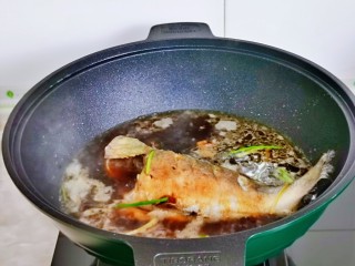 红烧鱼,再加入纯净水，盖上盖子，大火烧开转中火10分钟。