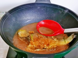 红烧鱼,这时汤汁浓郁，大火收汤，用勺子盛汤汁往鱼身上淋，反复多次，直到汤汁浓稠。
