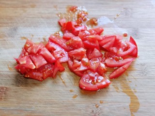 西红柿面疙瘩,首先将番茄洗干净，再切块。