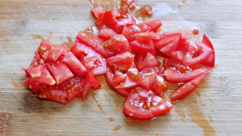 西红柿面疙瘩,首先将番茄洗干净，再切块。