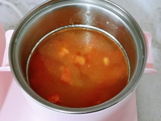 西红柿面疙瘩,加入纯净水烧开。
