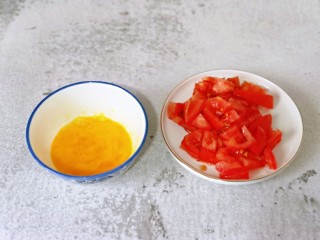 西红柿面疙瘩,鸡蛋敲碗里，用筷子打散。