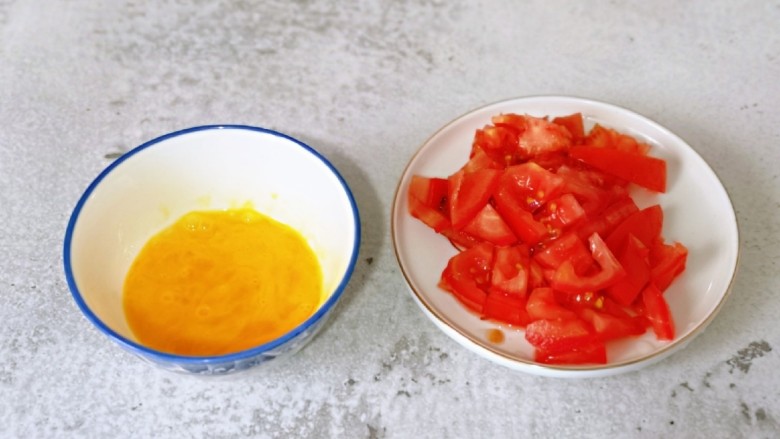 西红柿面疙瘩,<a style='color:red;display:inline-block;' href='/shicai/ 9'>鸡蛋</a>敲碗里，用筷子打散。