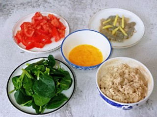西红柿面疙瘩,所有食材准备工作完成。