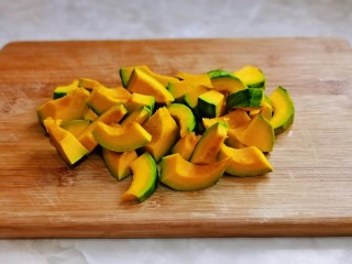蛋黄南瓜,再切小块，形状可以根据个人喜欢来切。