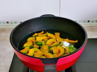 蛋黄南瓜,下面我们来水煮南瓜，冷水下锅，大火烧开，转中火将南瓜煮到8成熟捞出淋干水分。