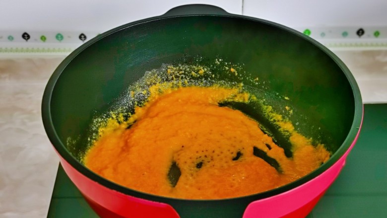 蛋黄南瓜,锅中加入食用油，再倒入调好的蛋黄酱，按个人口味加入盐，小火煸炒。