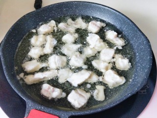 炸鱼块,将腌制好的鳕鱼块，加入面糊器具中。再用筷子将鳕鱼块均匀沾满面糊，这时油温在7成左右，将沾满面糊的鳕鱼块放入油锅中。