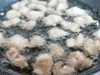 炸鱼块,沾满面糊的鳕鱼块依次放入油锅中。