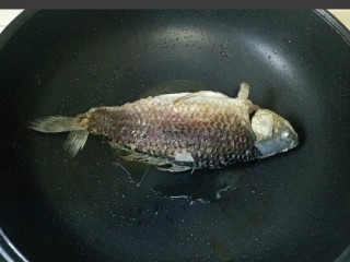 红烧鱼,鱼腌好用厨房纸巾吸干水份，锅中倒入适量油烧热，放入鱼煎至两面金黄，盛出备用