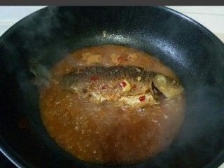 红烧鱼,把鱼翻面在煮5分钟