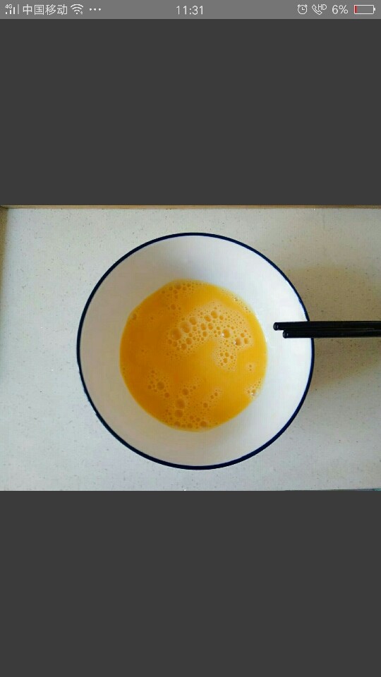 西红柿鸡蛋拌面,加两勺温水搅拌均匀