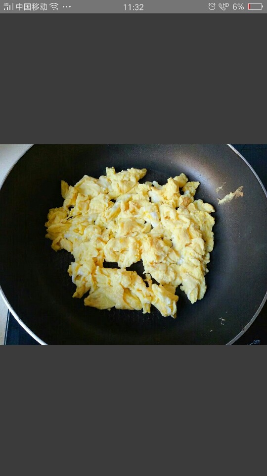 西红柿鸡蛋拌面,鸡蛋液凝固，用筷子划散