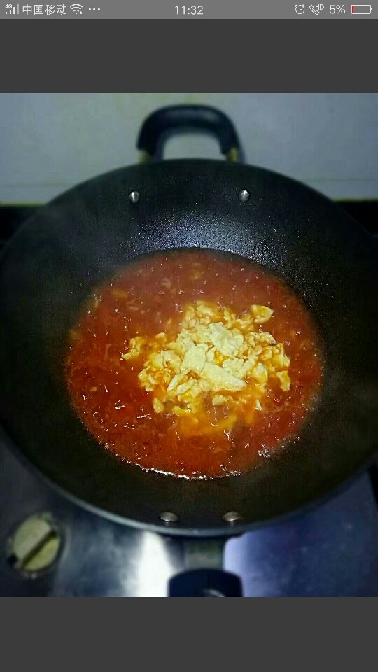 西红柿鸡蛋拌面,倒入炒好的鸡蛋，加入适量盐，稍煮片刻即可
