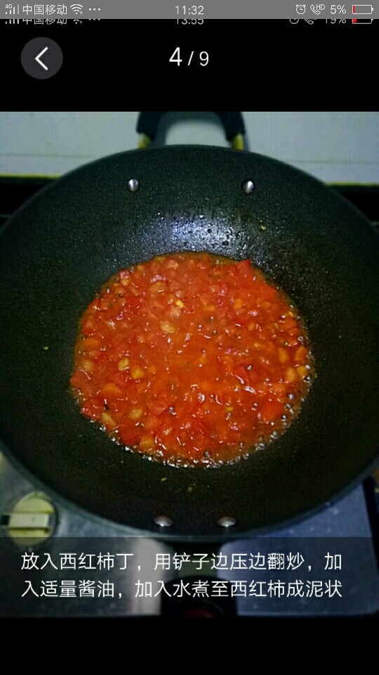 西红柿鸡蛋拌面,放入西红柿丁，用铲子边压边翻炒，加入适量酱油，加入水煮至西红柿成泥状