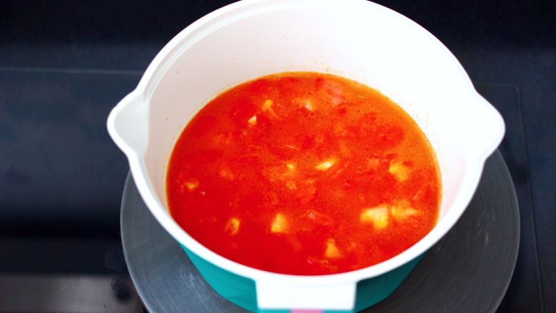 番茄金针菇肥牛汤,加入适量的清水。