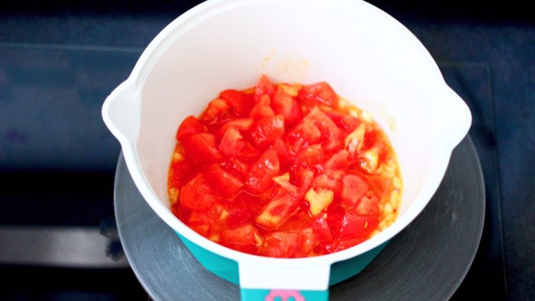 番茄金针菇肥牛汤,加入番茄块炒出汤汁。