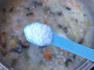 蔬菜海参粥,出锅前加入细盐。