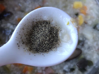 蔬菜海参粥,加入胡椒粉，也可以加白胡椒粉，充分翻拌均匀即可出锅。