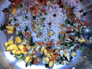 蔬菜海参粥,蔬菜米清洗干净沥干水分。