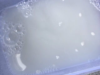 花胶的泡发,用矿泉水冲开面粉，使之溶解。