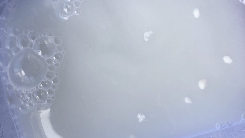 花胶的泡发,用矿泉水冲开面粉，使之溶解。
