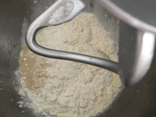 全麦炼乳吐司,厨师机揉面，开始低速先混合均匀，再高速搅拌。