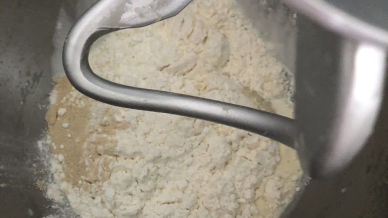 全麦炼乳吐司,厨师机揉面，开始低速先混合均匀，再高速搅拌。