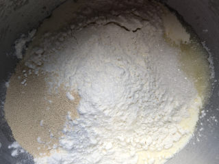 全麦炼乳吐司,中种面团材料按液体在下面，粉类在上面的次序放好。