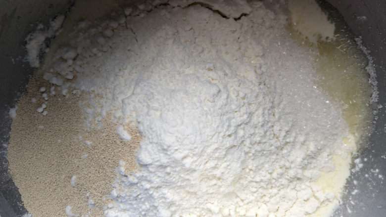 全麦炼乳吐司,中种面团材料按液体在下面，粉类在上面的次序放好。