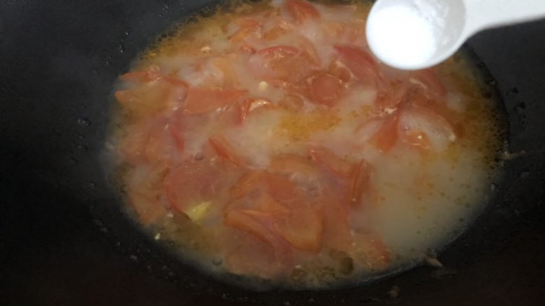 西红柿鸡蛋拌面,加入盐