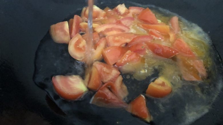 西红柿鸡蛋拌面,加入适量的水盖盖煮烂至收汁一半