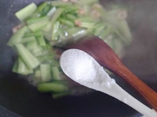 黄瓜炒虾仁,待锅内汤汁差不多收紧，加一小勺细盐