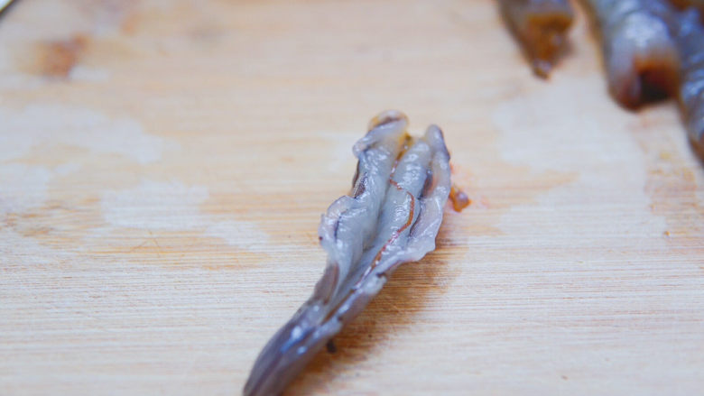 黄瓜炒虾仁,从虾背切一刀，深度约二毫米，取出虾线