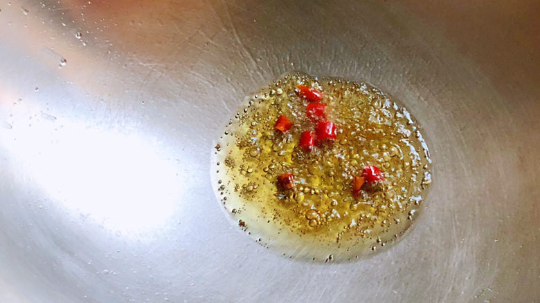 黄瓜炒虾仁,油热，将红辣椒段炒香，炒出辣味