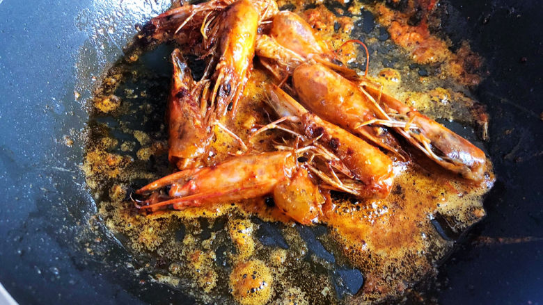 黄瓜炒虾仁,大虾头慢慢煎出虾油，捞出，虾油备用