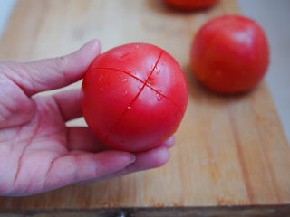 西红柿面疙瘩,番茄在顶部打一个十字花刀