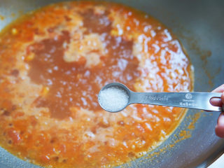 西红柿面疙瘩,这时，番茄汤也煮滚，依次加入白糖提鲜增香，中和番茄的酸度