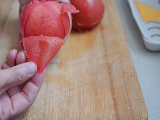 西红柿面疙瘩,经过焯烫，番茄很容易剥掉外皮