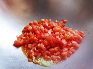 西红柿面疙瘩,加入番茄丁翻炒