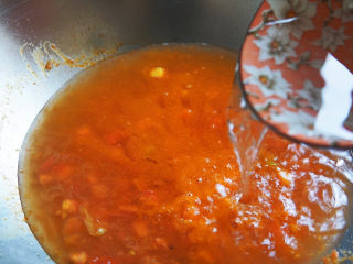 西红柿面疙瘩,加入三汤碗水，中小火慢慢煮开