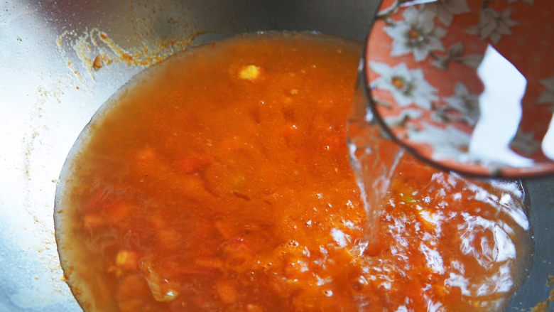 西红柿面疙瘩,加入三汤碗水，中小火慢慢煮开