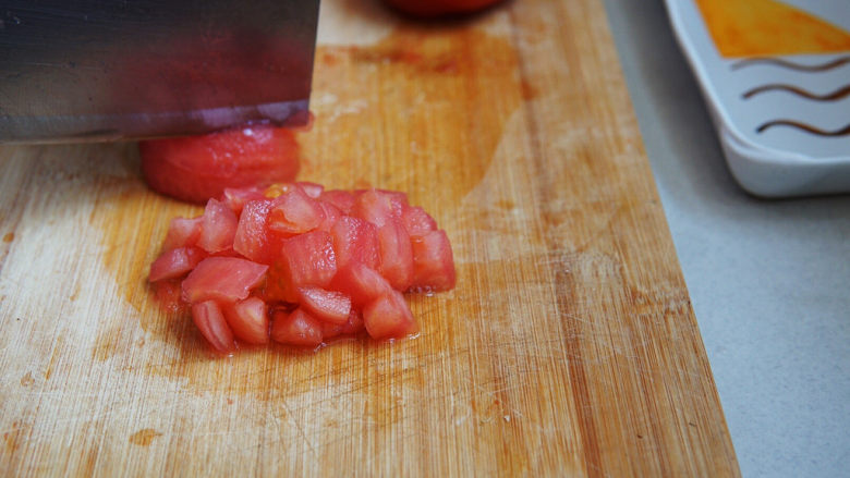 西红柿面疙瘩,切成一厘米见方的小丁