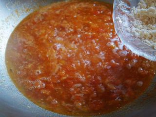 西红柿面疙瘩,面疙瘩分次加入锅中，并用汤勺不断的搅拌，以免面疙瘩结坨