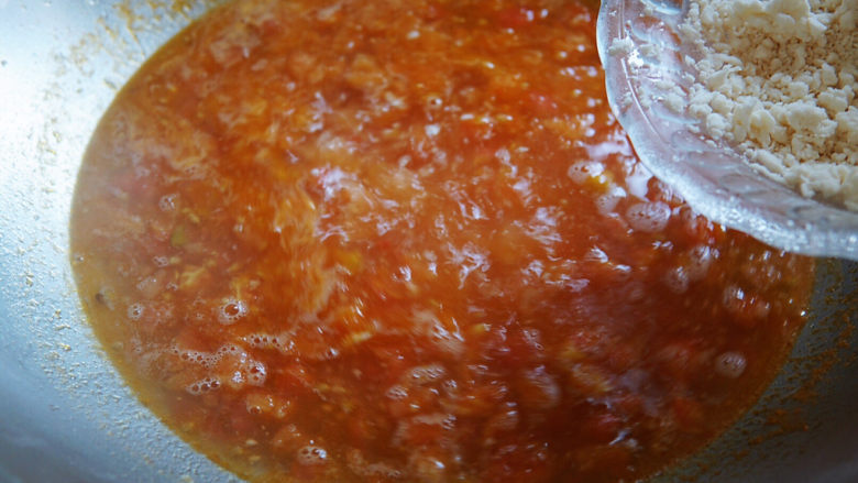 西红柿面疙瘩,面疙瘩分次加入锅中，并用汤勺不断的搅拌，以免面疙瘩结坨