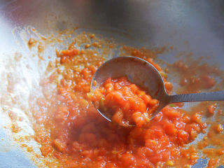 西红柿面疙瘩,炒至番茄丁沙沙的